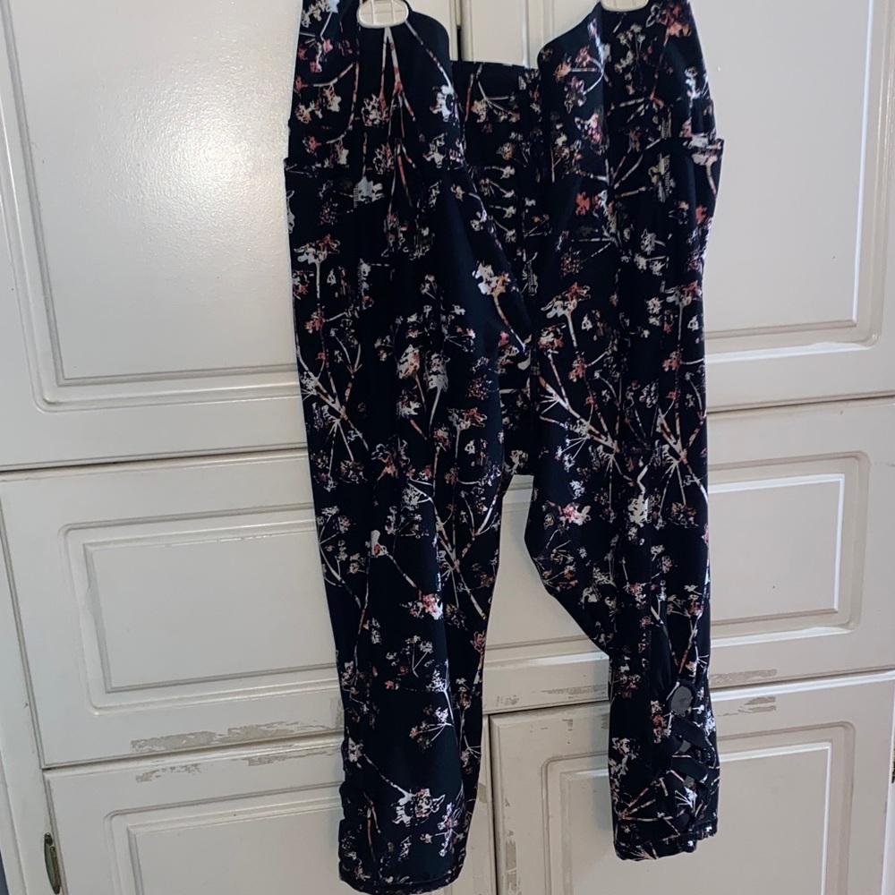 Livi Active Floral Leggings - Black and Pink